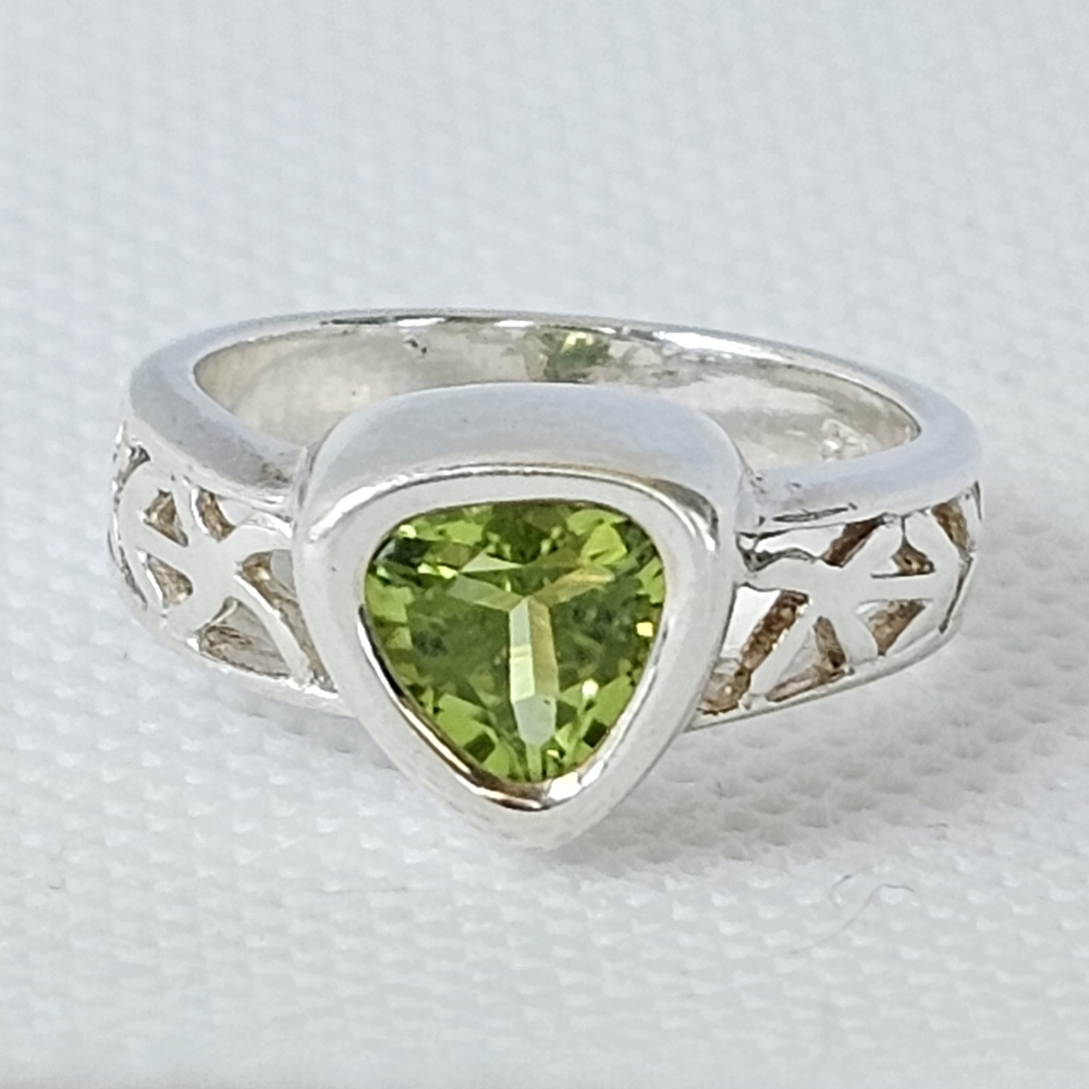 Vintage Genuine Peridot Sterling Silver Ring Size 6!